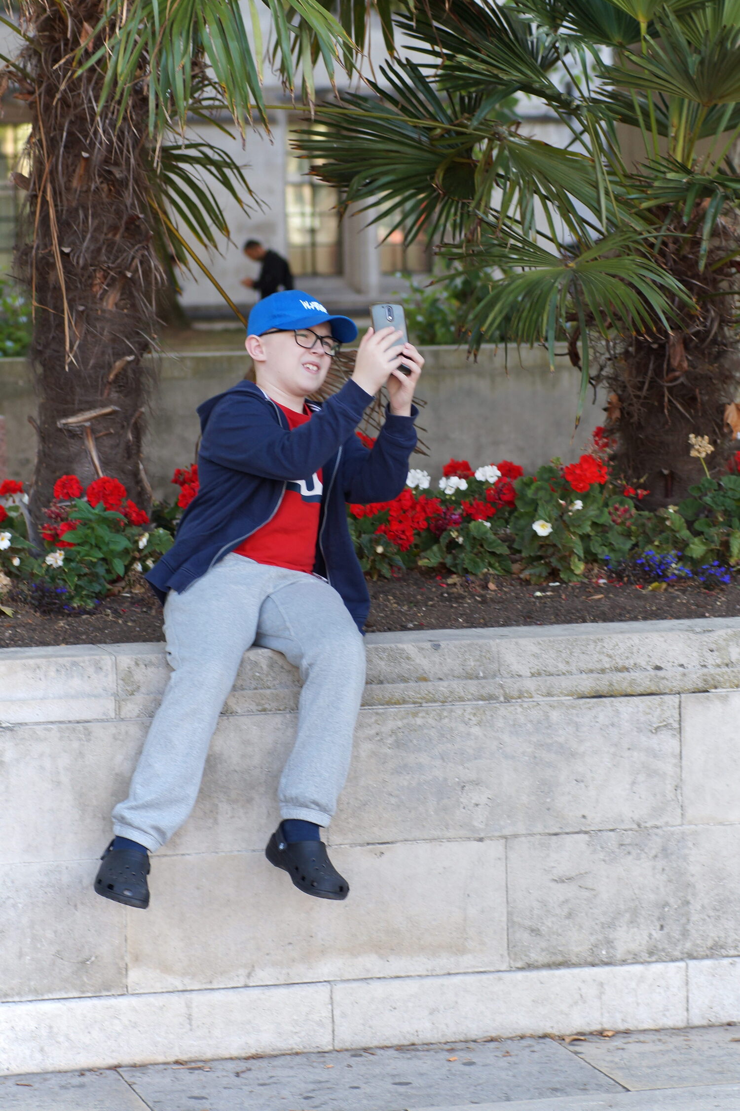 Oskar fotograferar Big Ben.
