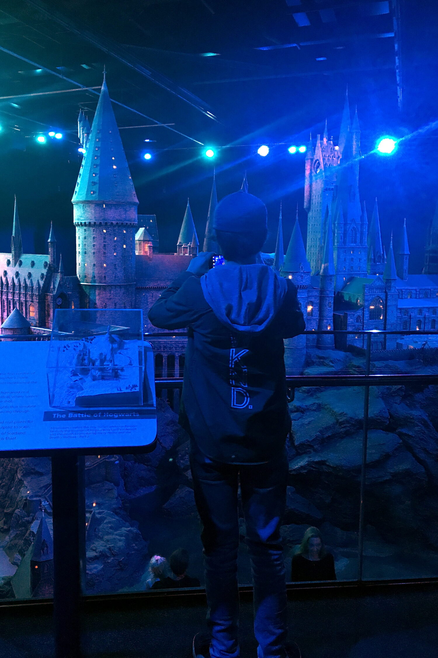 William fotograferar modellen över Hogwarths som användes i filmerna.