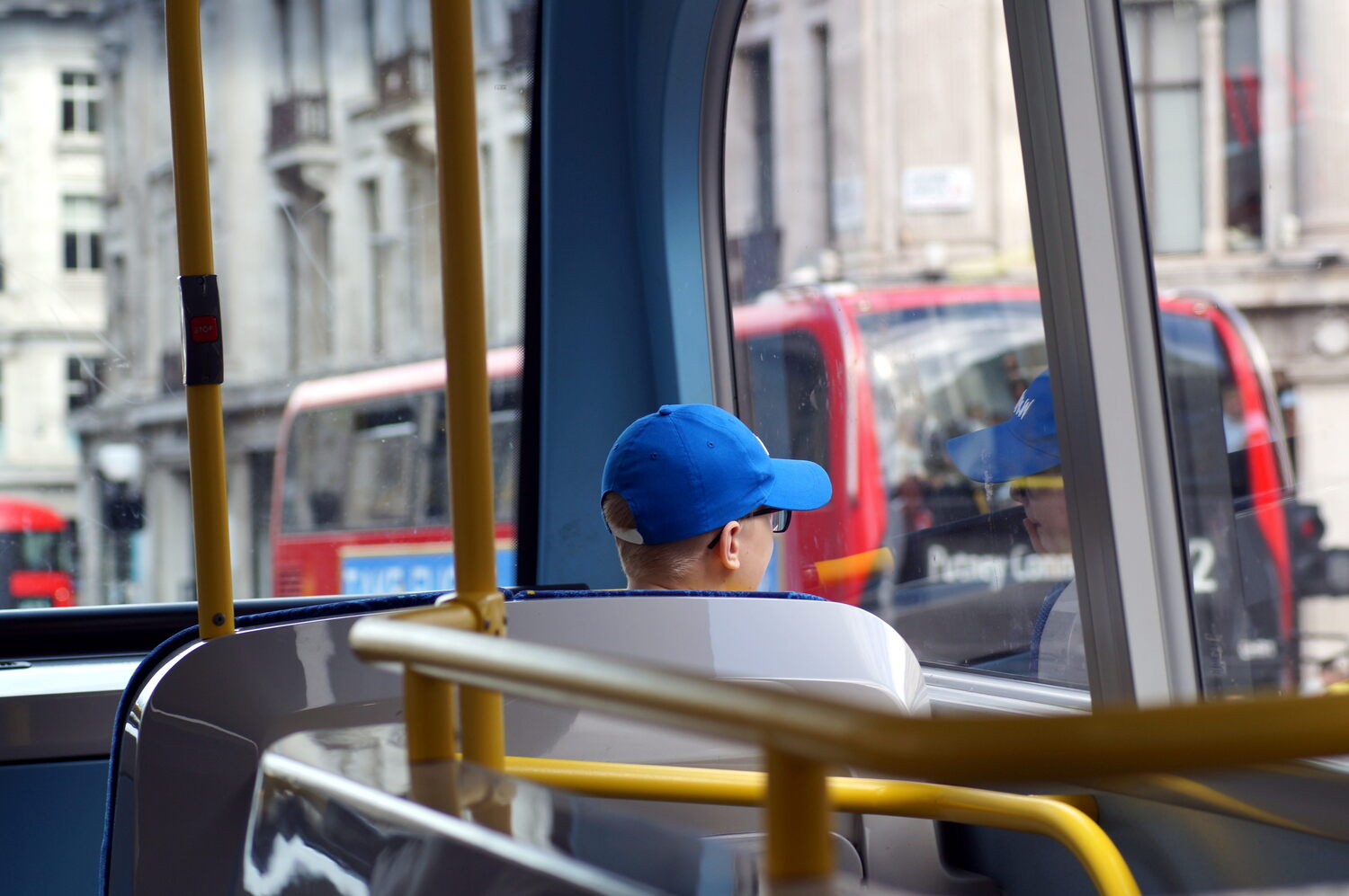 Oskar på bussen till Camden Town.