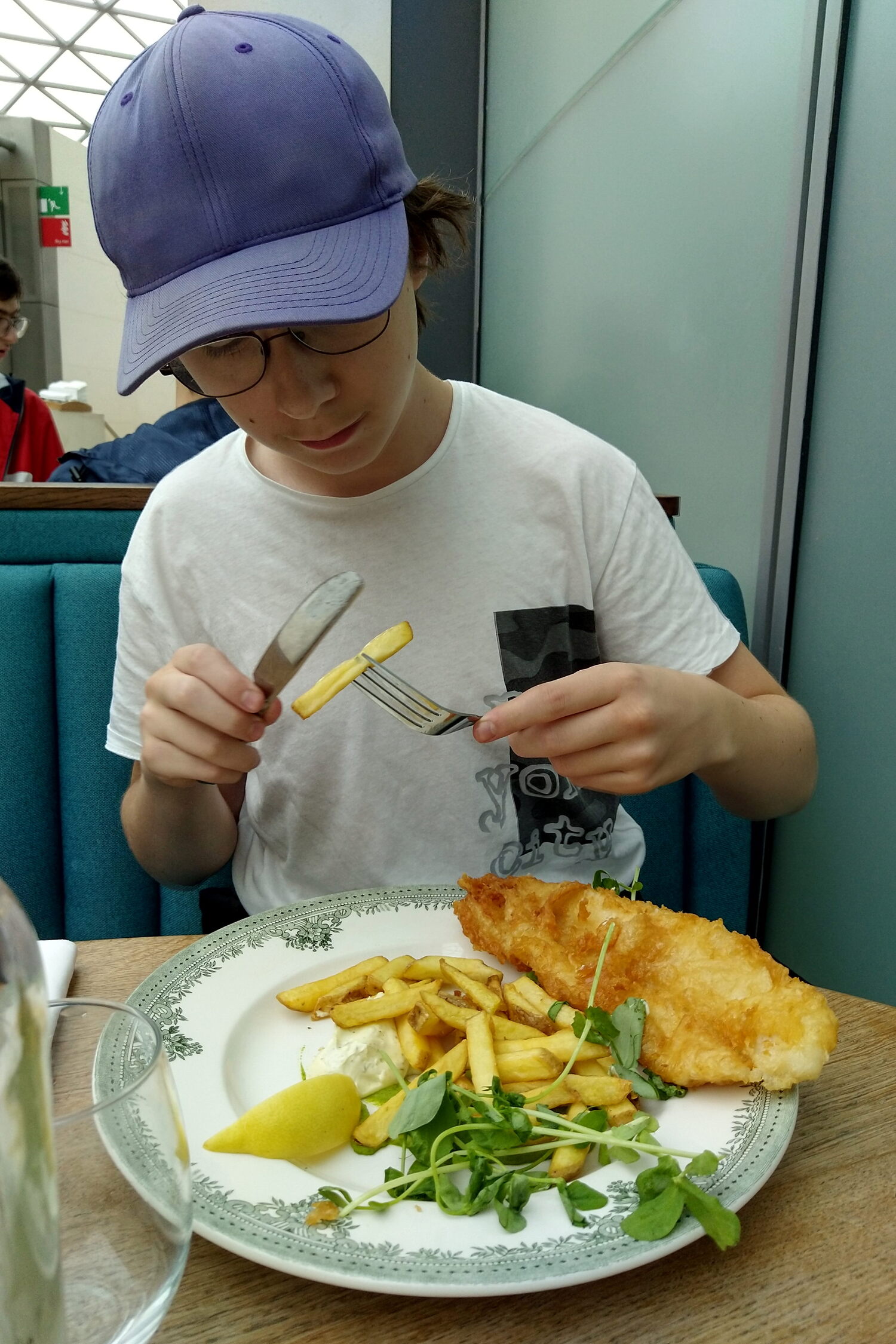 William äter fish and chips på Great Court Restaurant, British Museum.