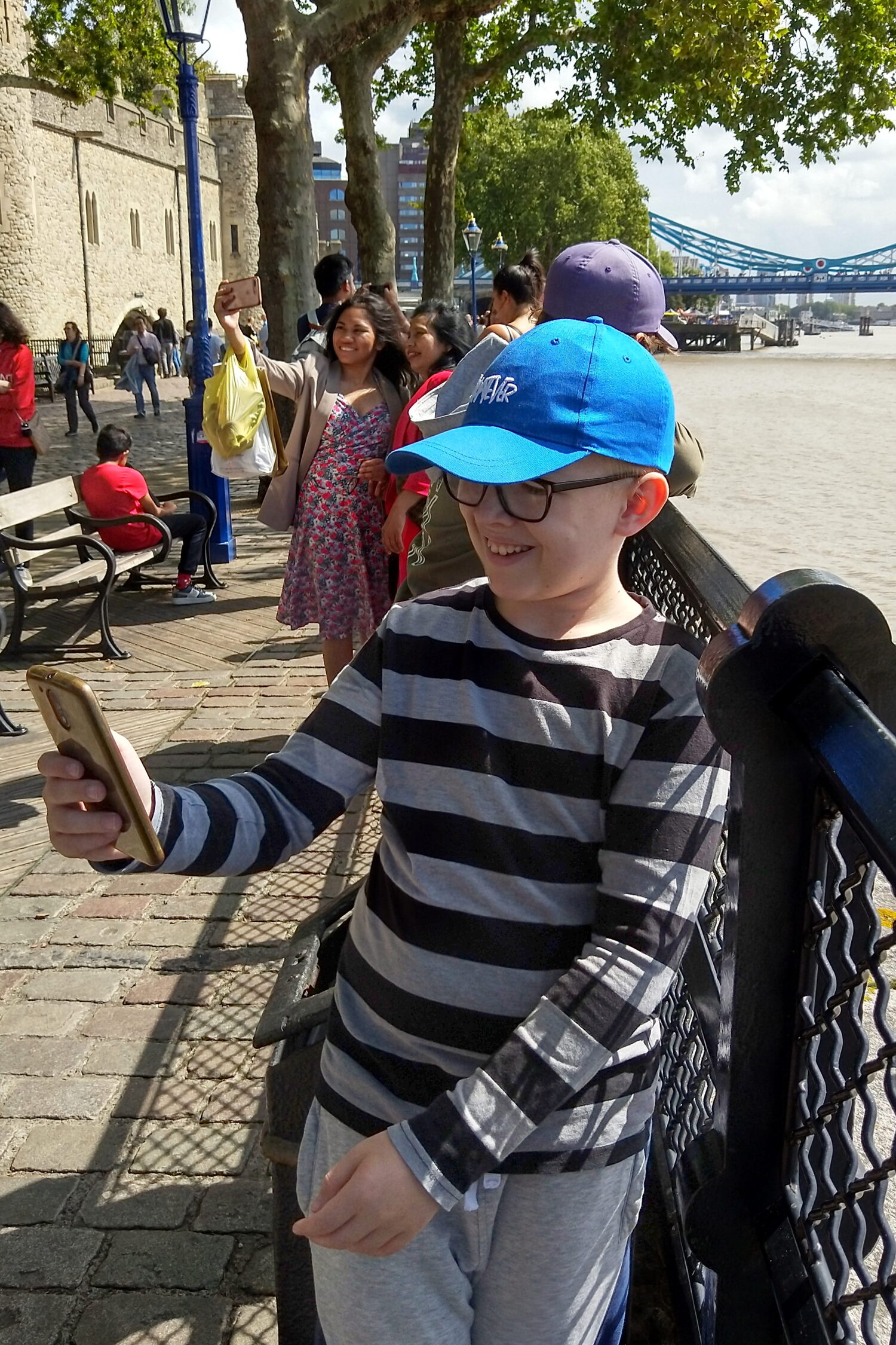 Oskar tar en selfie vid Tower Bridge.
