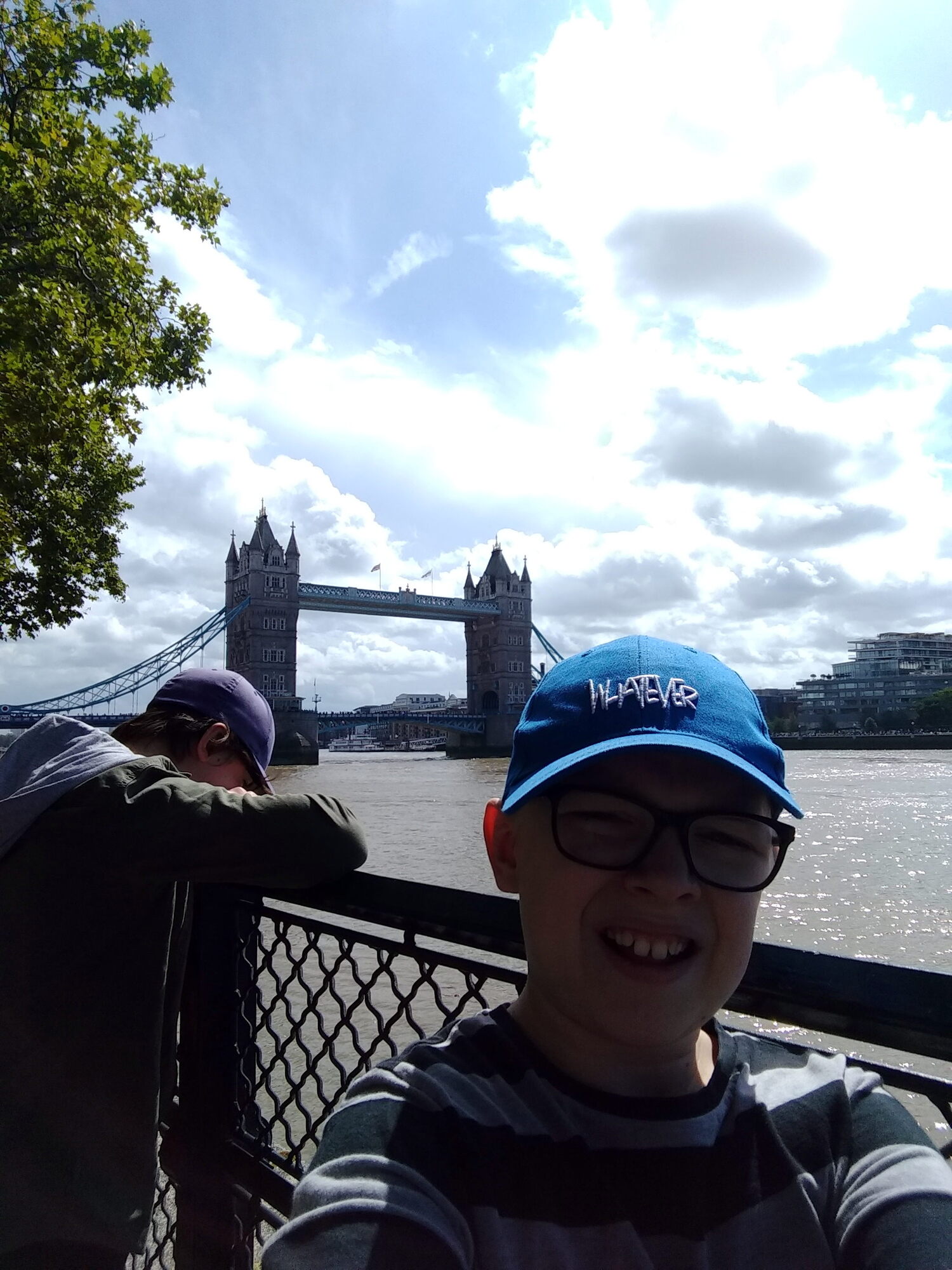 Oskars selfie med Tower Bridge i bakgrunden.