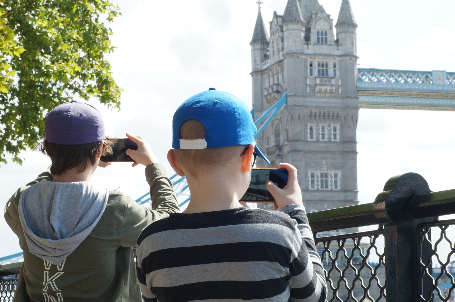 William och Oskar fotograferar Tower Bridge.