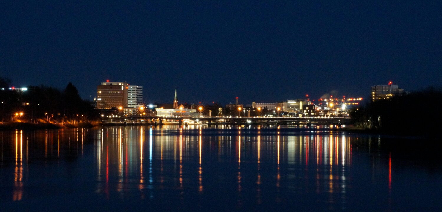 Nattbild av Umeå.
