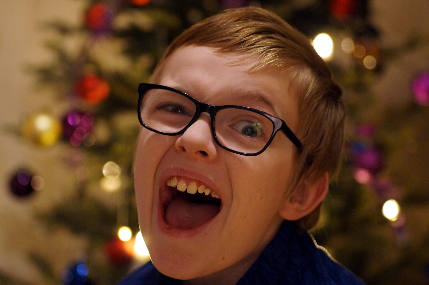 Oskar klär julgran.