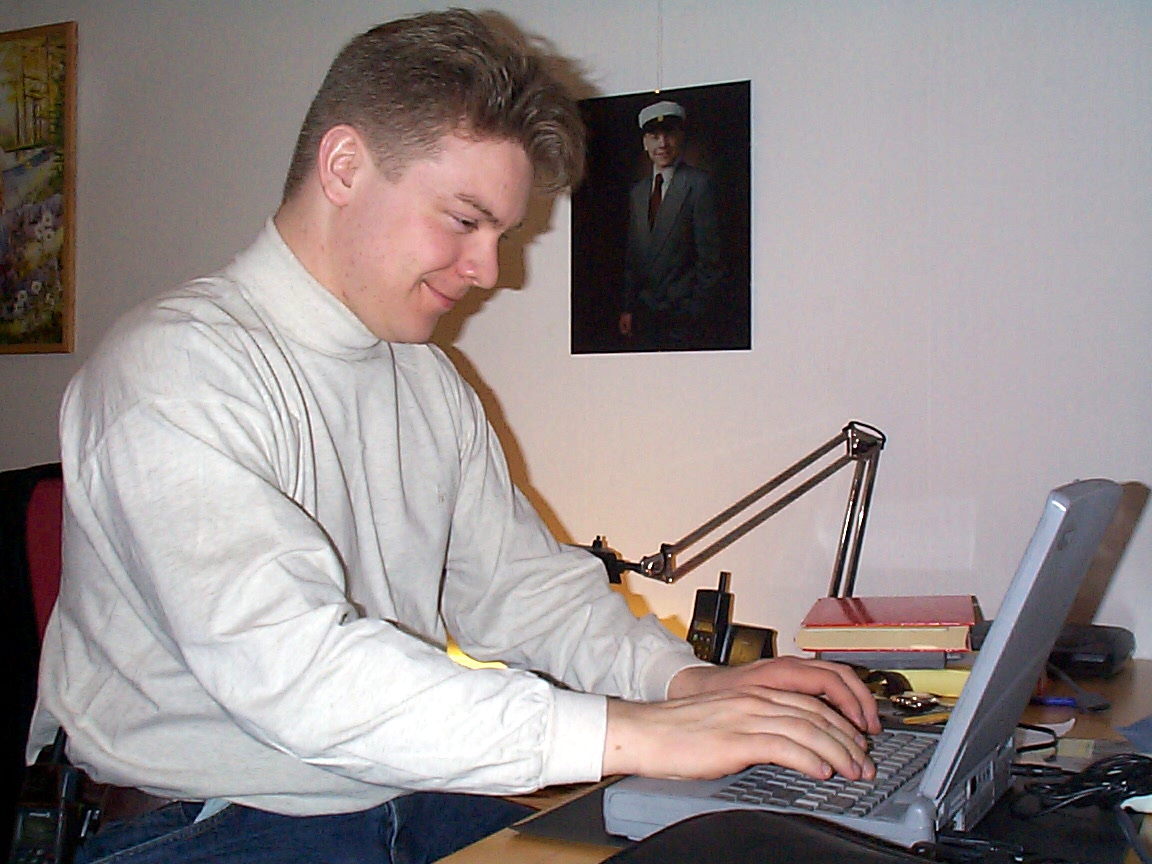 Jag sitter vid datorn vid mitt skrivbord i Uppsala, 8 april 2000.