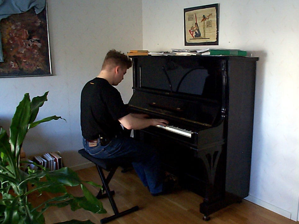 Jag spelar piano i Uppsala, 9 april 2000.