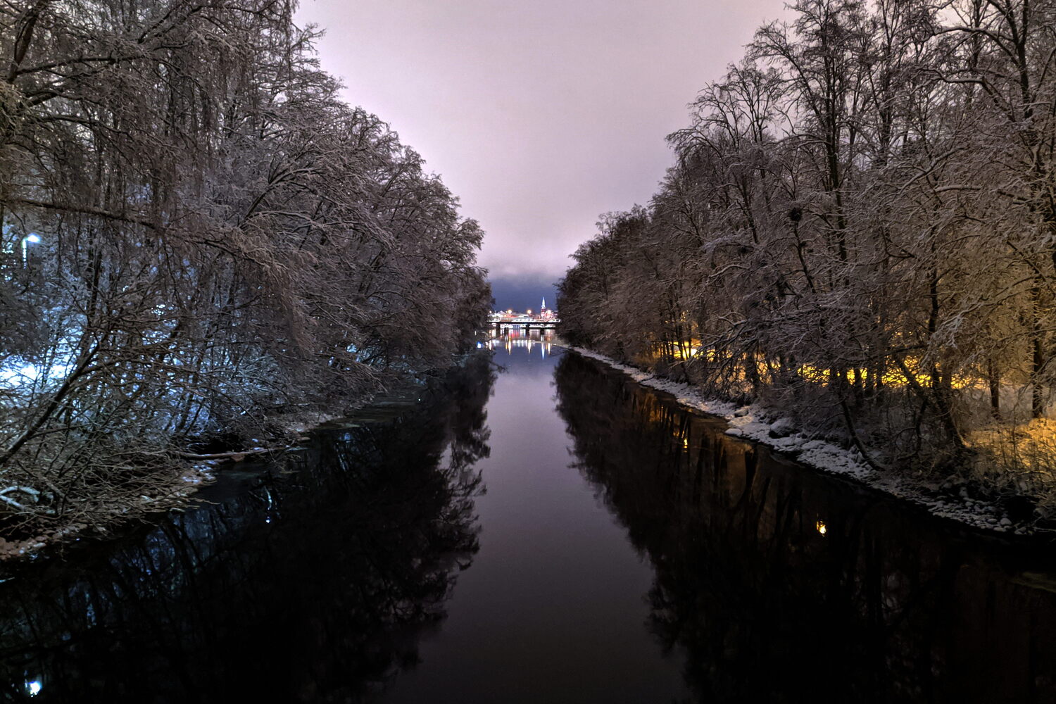 Bron mellan Bölesholmarna och Teg, nedströms, med Umeås stadskärna och stadskyrkan i fjärran.