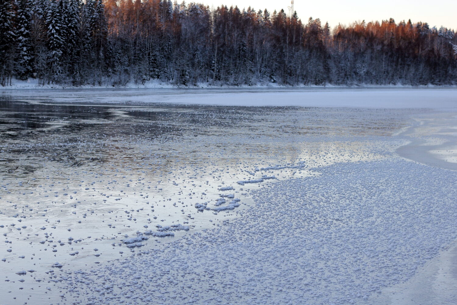Umeälven har ännu inte frusit helt. Rester av vår is-lek ligger utspridda över isen.