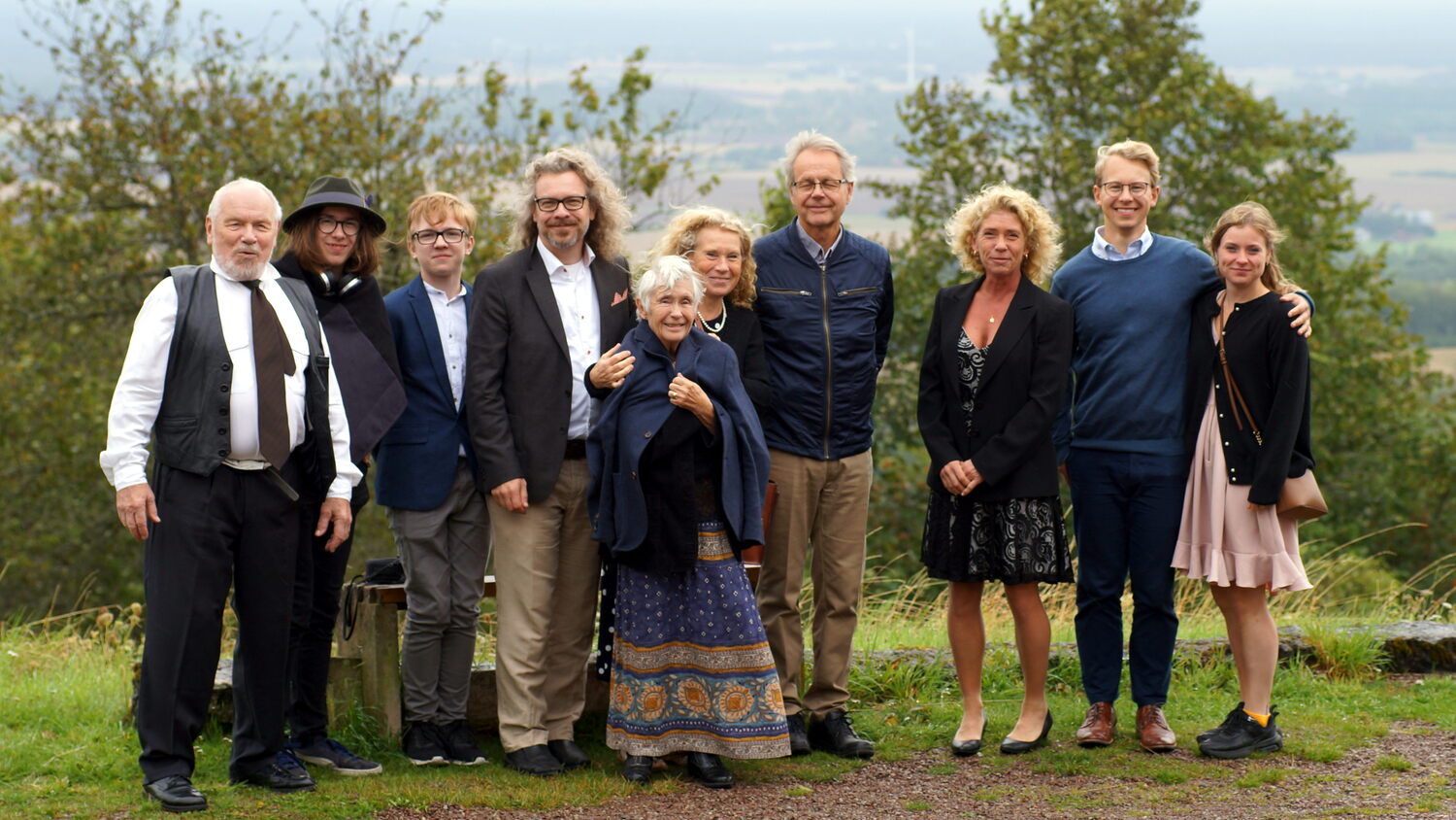 80-åringen omgiven av make, barn och barnbarn. Från vänster: Owe, Cleo, Oskar, jag, Birgit, Erika, David, Cecilia, Johan och Jenny.